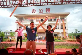 2018年，广东一村庄每家获赠一套别墅，赠送者：我来报38年前的恩图片