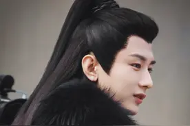 成毅《英雄志》高马尾太惊艳！和任嘉伦穿同款反差大，卢云好绝！图片