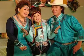 吉祥三宝现状：父亲已离世，妈妈伤心隐退，女儿也不是亲生的图片