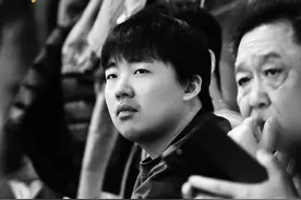 郭麒麟绯闻后首露面！发福明显颜值下跌，探班郭德纲父子俩太相似图片