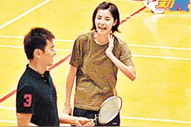 被称为“花花公子”，与女明星暧昧7年后分开，如今独爱妻子一人图片