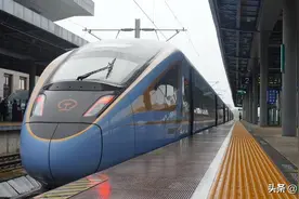 用时约13分钟！宝鸡南至岐山首趟“点对点”定制通勤高铁开行图片