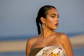 C罗未婚妻在卡塔尔炫富停不下！LV丝巾当抹胸，5岁女儿都背LV太壕图片