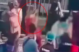 开封白酒过不了安检，女子2分半钟喝完一瓶白酒，还吃了6个甜筒，晕倒在卫生间图片