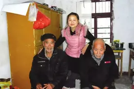 1988年，安徽光棍兄弟收养女弃婴，34年后女孩仍单身：要嫁一起嫁图片