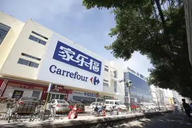 裁员补偿款分12期仍未兑现？家乐福被前员工“告”上热搜，律师：已违法图片