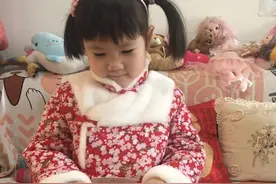 4岁孩子玩牌上瘾，谁也没想到玩成诗词小达人，连小学老师都称赞图片