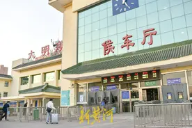 济南最冷门火车站：停靠的大多为“绿皮车”，候车室可以一眼看到千佛山图片