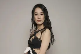 黄圣依巴黎看秀造型翻车，驼背没气质衣服土，脸颊凹陷被指像男人图片