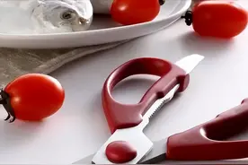 俗话说“剪刀放3处，家败人难富”，家里的剪刀真不能乱放图片