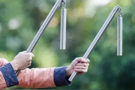 古代冷兵器——梢子棍，又被称为“连枷棍”图片