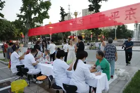 东平健康夜市真是火！医生护士“练摊”义诊推拿急救普及样样全图片