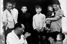 毛主席和顽童逗乐，注意看他们的脚上，全都没穿鞋图片