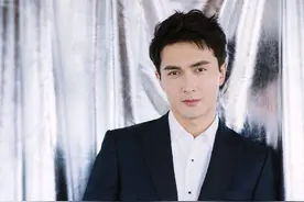 6位身高将近一米九的男星，头小肩宽比例好，合照从不怕比较图片