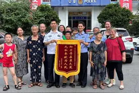 一字之差导致兄妹失联30年！民警助六旬老人实现团圆梦图片