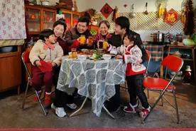 我在朋友圈发过很多合影，却没有一张全家福图片