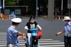 今天才知道，电动车4种颜色牌照权限大不同，区别在哪你知道吗？图片