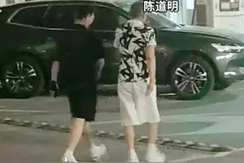 陈道明上街被偶遇，穿3000元花色短袖显时髦！和戏中的庆帝反差大图片