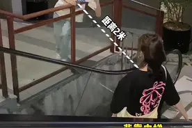 穿T恤也能拍出好看的照片！简单易学的扶梯拍照来啦！视频封面