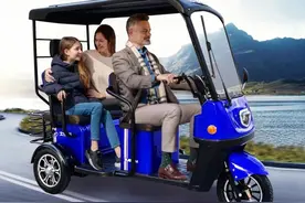 2款带雨棚的电动小三轮来了，最低价不到5000元，适合老年人骑行图片