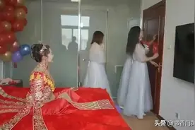 伴娘堵门要红包，伴郎连人带门踹倒图片