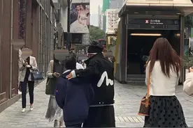 王宝强冯清来香港探望儿子，13岁王子豪读香港学校，一年学费19万图片