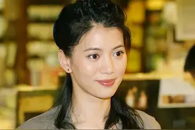 袁咏仪谈周星驰，周星驰的腿功很好，而且刀法也是一流的图片
