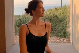 吴千语晒国外旅行旧照，黑色泳衣秀筷子腿，躺酒店休息不忘记自拍图片