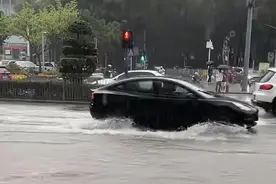 深圳暴雨航班延误取消，有旅客情绪崩溃跪求起飞！现场旅客：大家归心似箭，但在场的孩子看到会是什么感受？图片