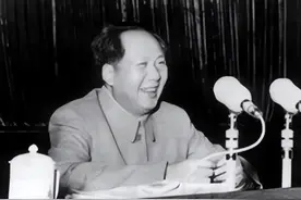 58年毛主席途经沈阳，为何拒绝邓华招待，却点名要见黄毛丫头？图片