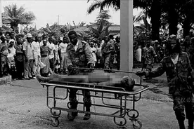 希望世界和平，别再有战争，非洲独裁者多伊死得有多惨？图片