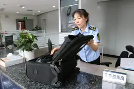 出租车上遗失物品可打这个电话寻找 还提供邮寄服务图片