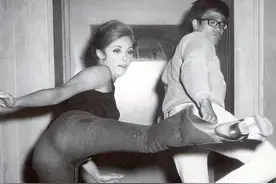 珍贵老照片，纳粹将犹太女人衣服扒光，焚尸炉里面伸出一只手13图片