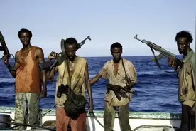 海盗为何不敢打劫航母？2010年打劫俄油轮，被揍的老惨了！图片