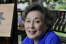 85岁的向梅扮嫩也好美，穿蓝上衣配小黑裤，端庄得体状态真好图片