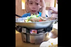 8岁广东男孩去湖南旅游被菜辣哭，爸爸：我也哭了，拿水涮都没用图片