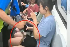 流氓老了？北京地铁老人用棍掰开女子大腿强行占座，被抓起来了图片