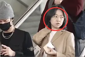 王一博曾被前经纪人黑脸翻白眼，签字现场3次回头问话被无视图片