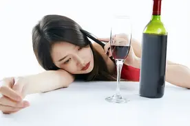 女子下车呕吐后坠桥身亡，家属向出租车司机索赔百万，法院这样判图片