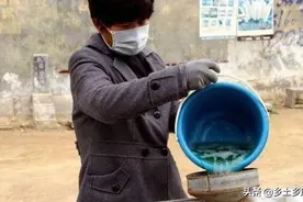 尿肥的正确兑水方法，作物不同生长时期比例不同，使用注意2点图片