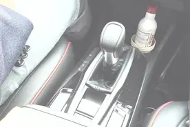 自动挡停车的正确步骤，是先挂挡还是先拉手刹？一次给你说明白图片