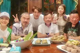 56岁周立波豪宅内吃大餐！头发稀疏老得大变样，曝定居美国已6年图片