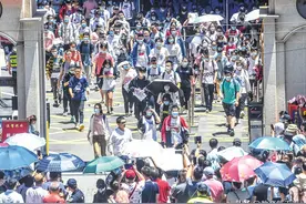 儿子收到985录取书，老母亲发朋友圈庆祝，评论区却“醋海翻波”图片