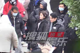 王鹤棣白鹿拍戏太冷瑟瑟发抖 两人对着大笑超欢乐图片