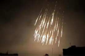 俄军圣诞送礼“铝热弹”照亮夜空，乌军装甲车队遭重创损失惨重。图片