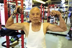 老年人腿无力、使不上劲？医生：补充3种营养，走起路更有劲！图片