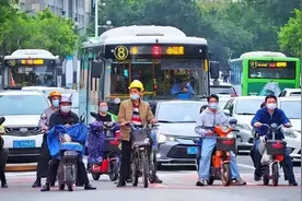 浅谈电动车严格查处戴头盔合理吗？行内人说2个观点，你看在理吗图片