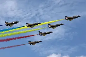 歼-10C首秀大马航展，中国军工惊艳全场，俄罗斯同行有点落魄图片