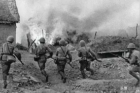 弹药不够怎么办？战士说：从敌尸上收弹药，是我的老本行图片