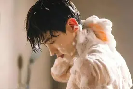 白敬亭：少年脸庞，猛男身材，他比你想的更“宝藏”图片